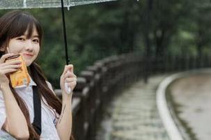 吃瓜网苹果版，官方下载界面设计得真心有些“复古”，让我有种穿越的感觉！
