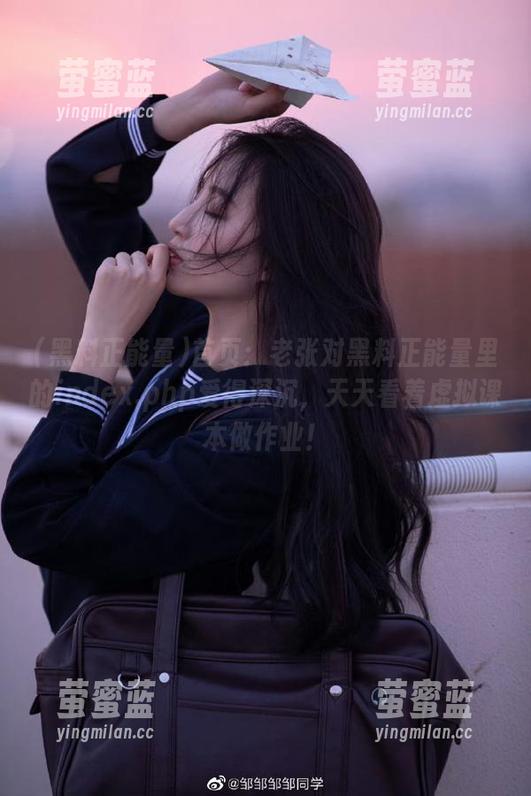黑料正能量 首页:老张对黑料正能量里的index.php爱得深沉,天天看着虚拟课本做作业!